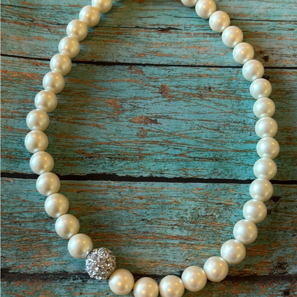 Stella & Dot Cream Pearl Necklace with Silver Bead sized for a girl
